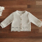 Preview: Nostalgisch schön: Jäckchen mit Spitzenbordüre in beige, Baumwolle
