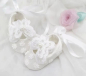 Preview: Bezaubernde Taufschuhe mit Spitzendeko und Schmetterlingen