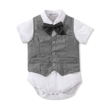 Pinkvanille-Collection: Elegantes Hellgrau-Weisses Anzug-Set für warme Tage