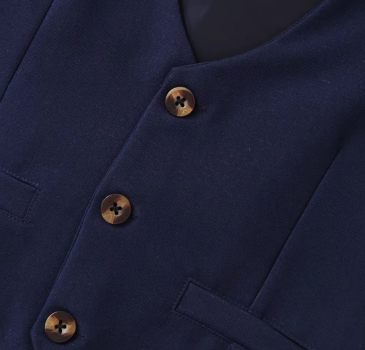 Total chic: Anzug-Set navyblau mit Weste, Hemd, Fliege und Hose, Grösse 80