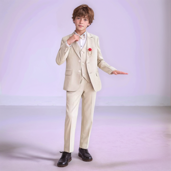 Viel Chic für wenig Geld: Anzug-Set für Jungen inklusive Hemd in Crème