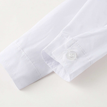 Total chic: Anzug-Set taubenblau mit Weste, Hemd, Fliege und Hose