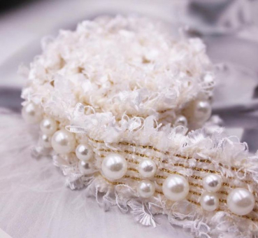 Preview: Baby-Haarband im Boho-Stil, offwhite mit hübschen Dekoperlen