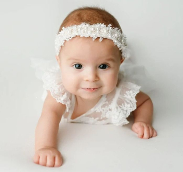 Baby-Haarband im Boho-Stil, offwhite mit hübschen Dekoperlen