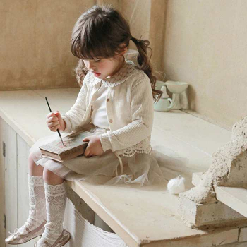 Preview: Nostalgisch schön: Jäckchen mit Spitzenbordüre in beige, Baumwolle