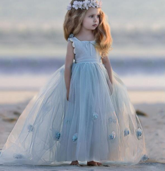 2 Farben: Blumenmädchen-Traumkleid mit viel luftigem Tüll und Blütenapplikationen, solange Vorrat