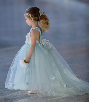 Preview: 2 Farben: Blumenmädchen-Traumkleid mit viel luftigem Tüll und Blütenapplikationen, solange Vorrat