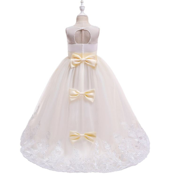 Wenige Einzelstücke: Traumkleid - vielschichtig, mit Glitzer. Weiss oder Weiss-Crème, mit kleiner Schleppe