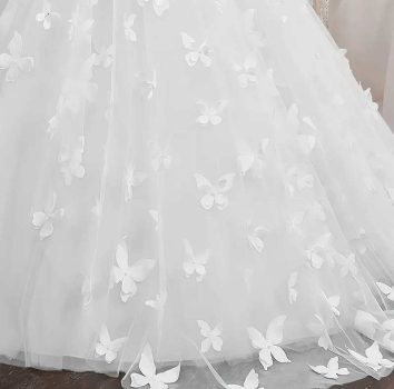 4 Farben, auch nach Mass möglich: Einmaliges Traumkleid in Premiumqualität - mit zarten Schmetterlingen