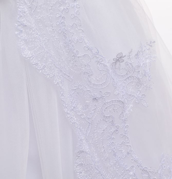 Festkleid für Mädchen mit Schleppe aus zarter Spitze in weiss, solange Vorrat!
