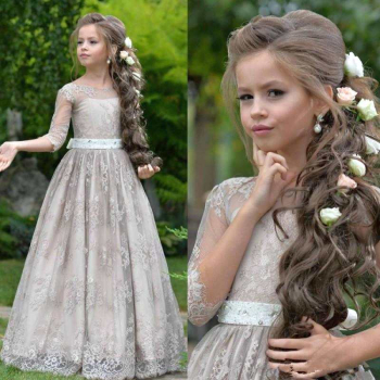 Preview: Traumkleid in elegantem Hellgrau, mit Spitzen und Strass-Taillenband, Grösse 122