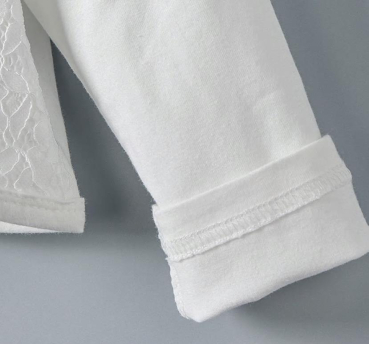 Elegantes Bolero Jäckchen mit hübscher Spitzendeko