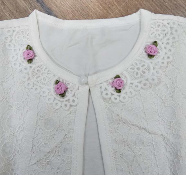 Preview: Zauberhaftes Bolero Jäckchen mit Blütendeko am Spitzenkragen