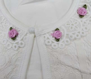 Preview: Zauberhaftes Bolero Jäckchen mit Blütendeko am Spitzenkragen