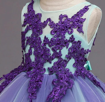 Festkleid bestickt und voluminös in verschiedenen Farben - wenige Reststücke Bordeaux