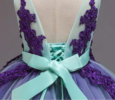 Festkleid bestickt und voluminös in verschiedenen Farben - wenige Reststücke Bordeaux