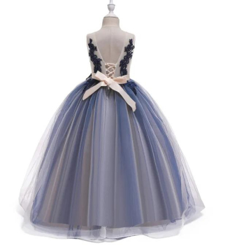 Festkleid bestickt und voluminös in verschiedenen Farben - wenige Reststücke Bordeaux