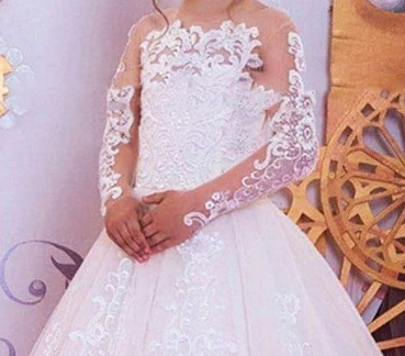 Preview: Traumkleid für Mädchen, reinweiss, Oberteil und Ärmel mit wunderschönen Spitzen