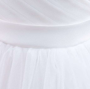 Elegantes weisses Kleid mit Plissé-Oberteil - perfekt für schöne Feste!