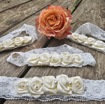 Zauberhaftes weisses Haarband mir kleinen Rosenblüten in elfenbein - Eigenproduktion