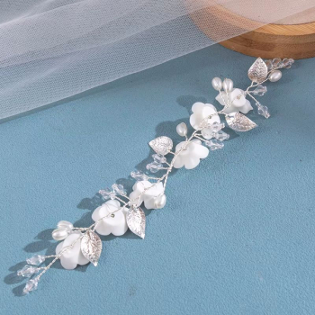 Klein und fein: Weisser, kleiner Blütenschmuck für Festfrisuren