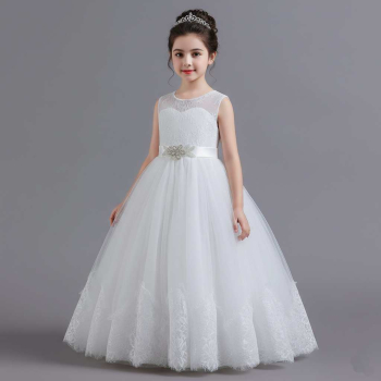 Traumkleid mit Spitzen und elegantem Strass-Taillenband