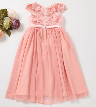 4 Farben: Zauberhaftes, langes Kleid mit zarten Blüten-Applikationen und mehrlagigem, weichen Chiffonrock - ein Traum!