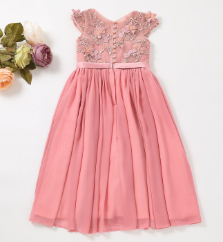 4 Farben: Zauberhaftes, langes Kleid mit zarten Blüten-Applikationen und mehrlagigem, weichen Chiffonrock - ein Traum!