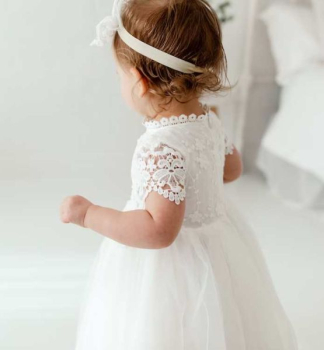 Traumhaftes langes Taufkleid mit Blütenstickereien und Spitzenbordüre, kurzärmlig
