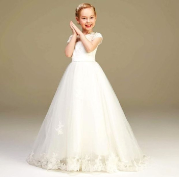 Romantischer Traum: Langes Festkleid Elfenbein mit zarten Spitzen und schönen Details im Rücken