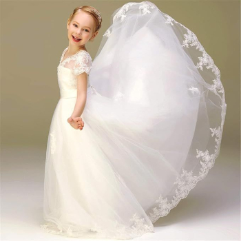 Romantischer Traum: Langes Festkleid Elfenbein mit zarten Spitzen und schönen Details im Rücken