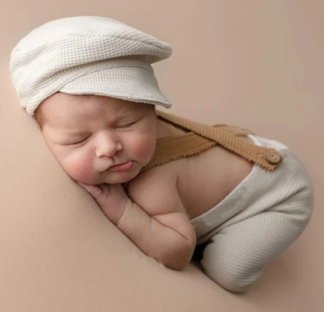 Neugeborenen Outfit für Fotoshooting: 2-teiliges Set mit Latzhose und Beret in beige