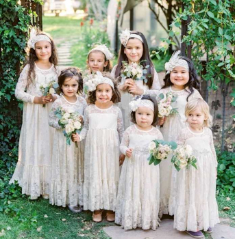 Romantisches langes Boho-Festkleid, über und über mit Spitzen verziert