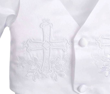 Edler Taufanzug klassisch und stilvoll in Weiss mit schönen Stickereien