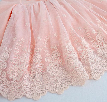 Süsses Babykleidchen, langärmlig mit kleiner Teddy-Brosche, elfenbein oder rosa