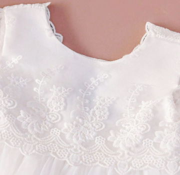 Preview: Zauberhaftes, elegantes Taufkleidchen mit Blüten-Spitzen, halblange Ärmel