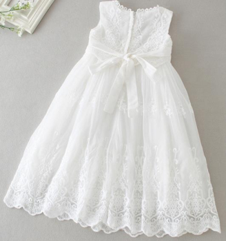 Elegantes langes Taufkleid - langärmlig oder ärmellos und wunderschön klassisch mit weichen Spitzen