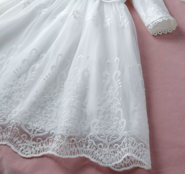 Elegantes langes Taufkleid - langärmlig oder ärmellos und wunderschön klassisch mit weichen Spitzen