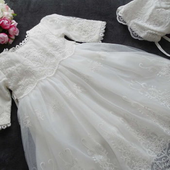 Preview: Elegantes langes Taufkleid - langärmlig oder ärmellos und wunderschön klassisch mit weichen Spitzen