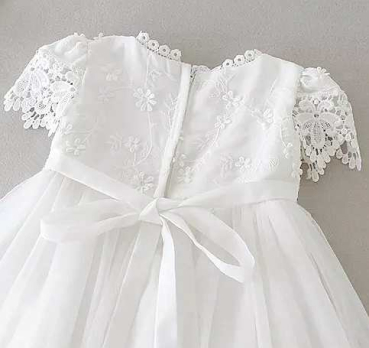 Preview: Taufkleid mit zauberhaften, kurzen Ärmeln - ein romantischer Spitzentraum zum verlieben