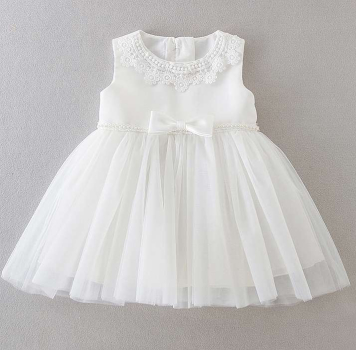 Preview: Wunderhübsches, stilsicheres Taufkleid, ärmellos mit Perlen am Taillenband