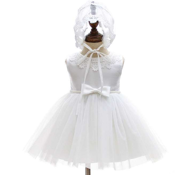 Preview: Wunderhübsches, stilsicheres Taufkleid, ärmellos mit Perlen am Taillenband