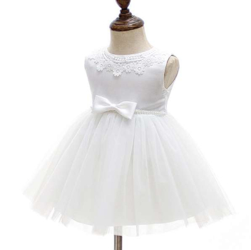 Preview: Wunderhübsches, stilsicheres Taufkleid, ärmellos mit Perlen am Taillenband