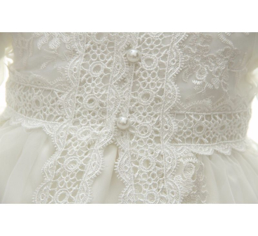 Besonders edel: Taufkleid zweiteilig mit Schleier und feinen Stickereien