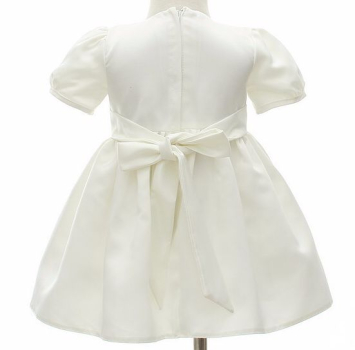 Preview: Besonders edel: Taufkleid zweiteilig mit Schleier und feinen Stickereien