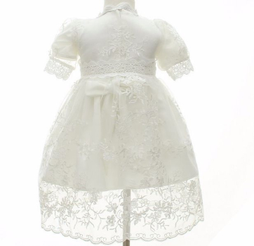 Besonders edel: Taufkleid zweiteilig mit Schleier und feinen Stickereien