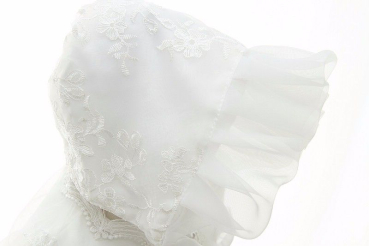 Besonders edel: Taufkleid zweiteilig mit Schleier und feinen Stickereien