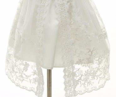 Besonders edel: Taufkleid zweiteilig mit Schleier und feinen Stickereien