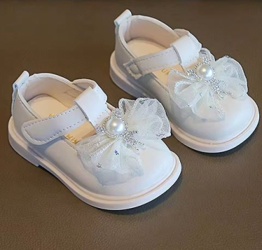 Süsse, weiche Mädchenschuhe in crème mit Tülldeko und Klettverschluss