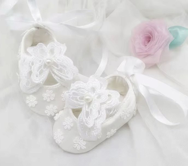Preview: Bezaubernde Taufschuhe mit Spitzendeko und Schmetterlingen